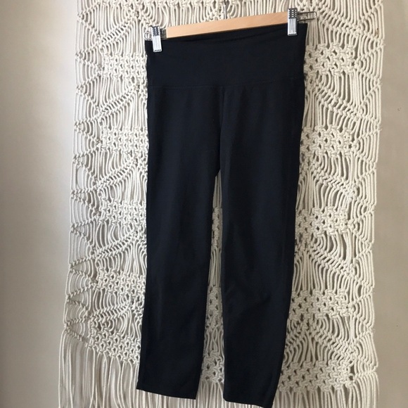Athleta Pants - Athleta XS black cropped leggings